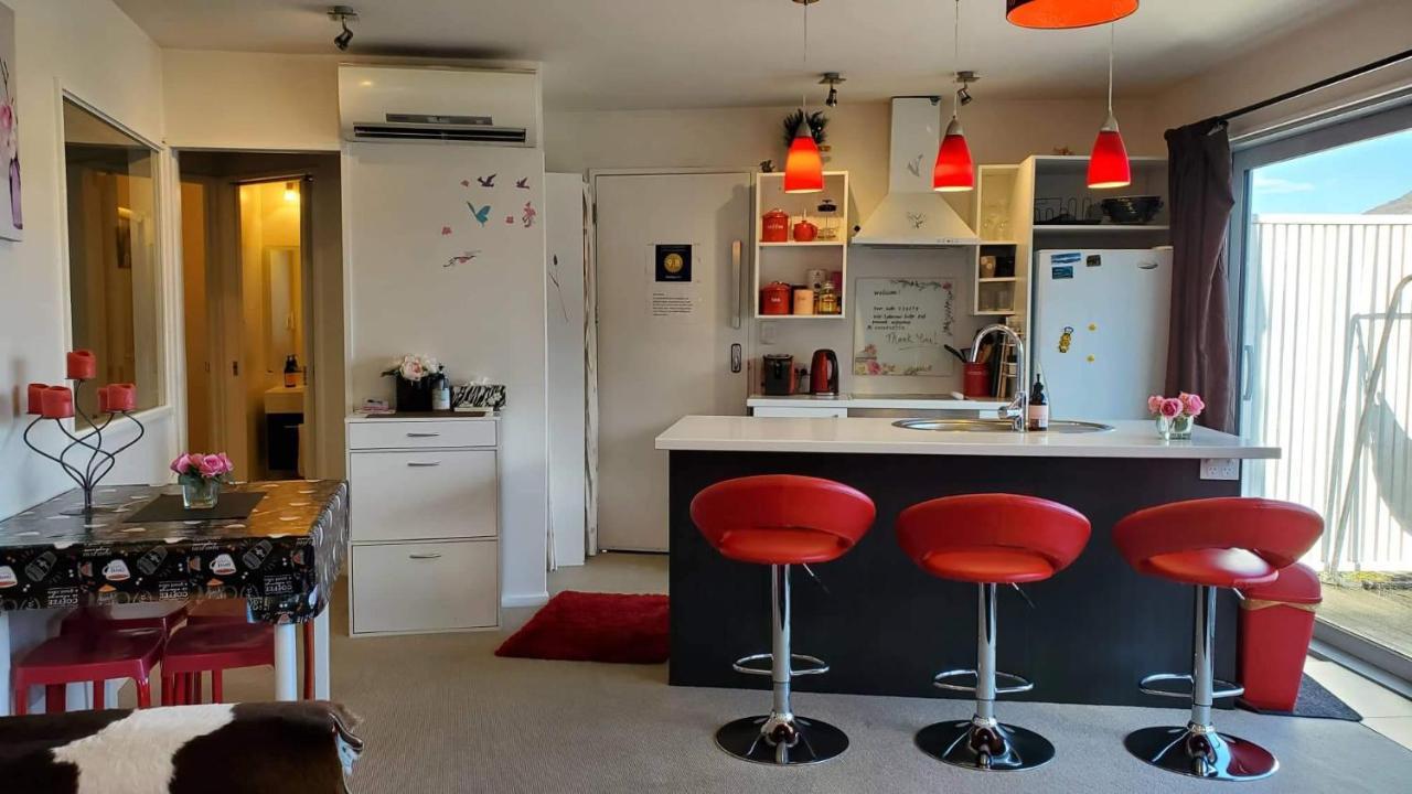 Central Lakeview Apartment With Amazing Rooftop 镇上湖景三室套房 Куийнстаун Екстериор снимка